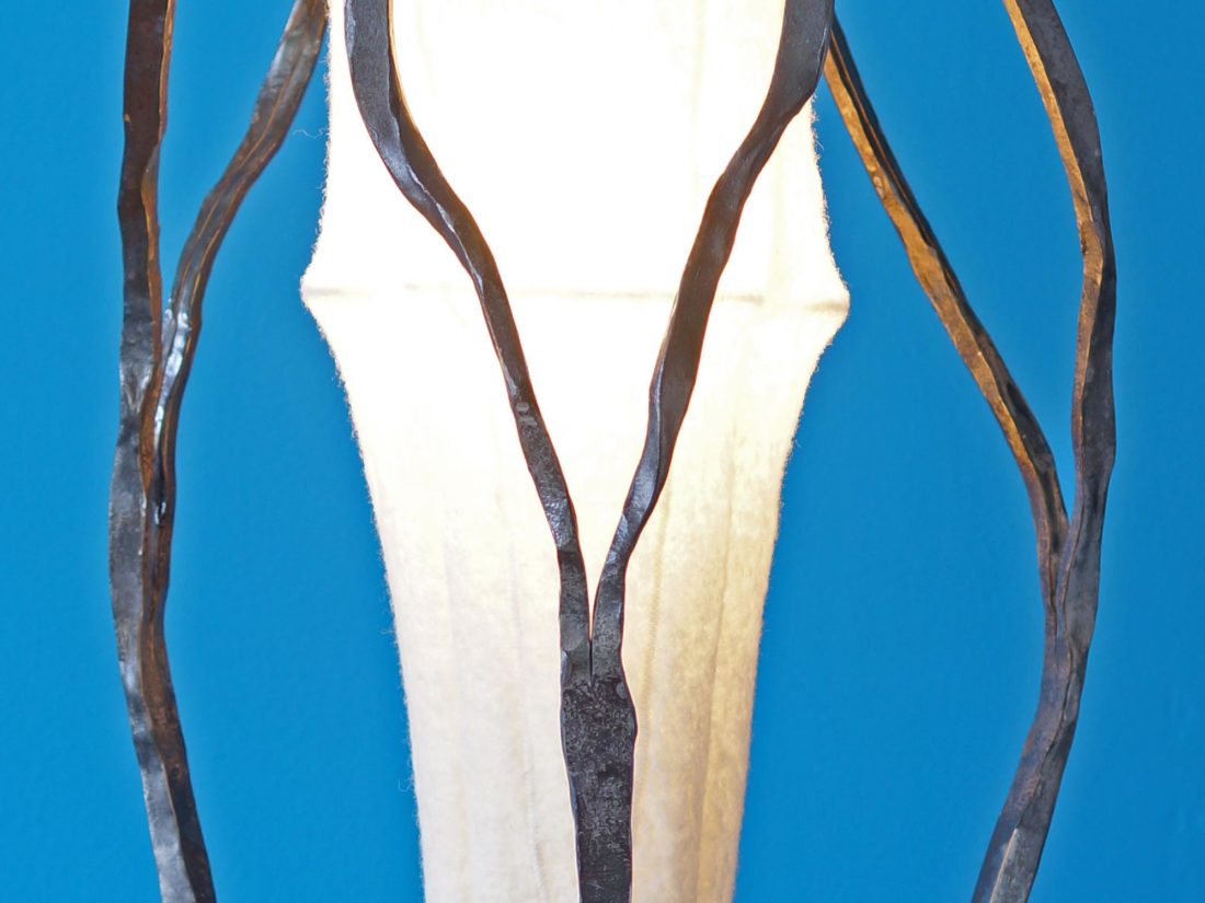 Detail lamp, smeedwerk en Walkloden, ontwerp Jan Stigt en Karine Stigt.