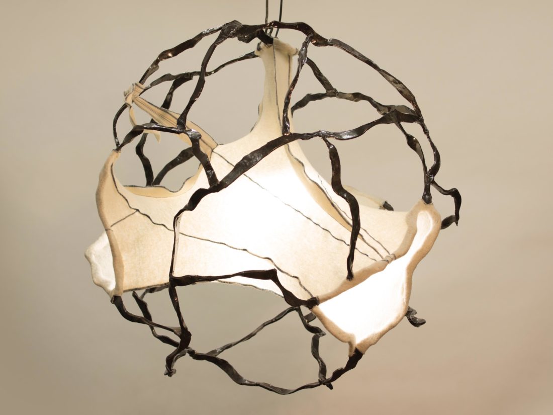 Bolvormige lamp, smeedwerk en Walkloden, ontwerp Jan Stigt en Karine Stigt.